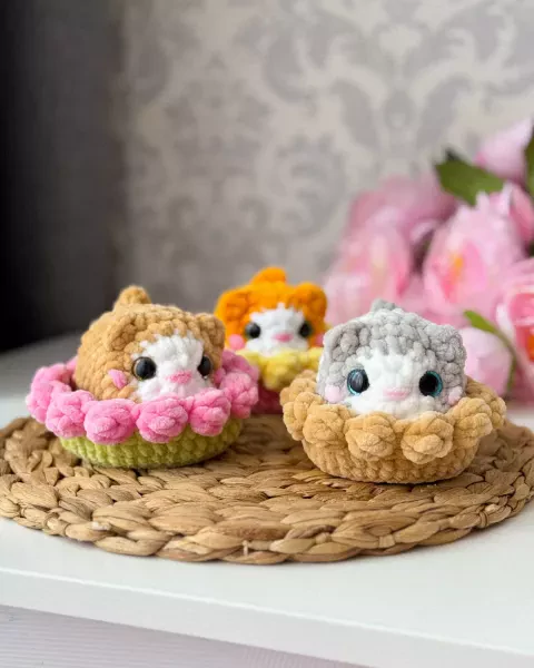 Котики в корзинке